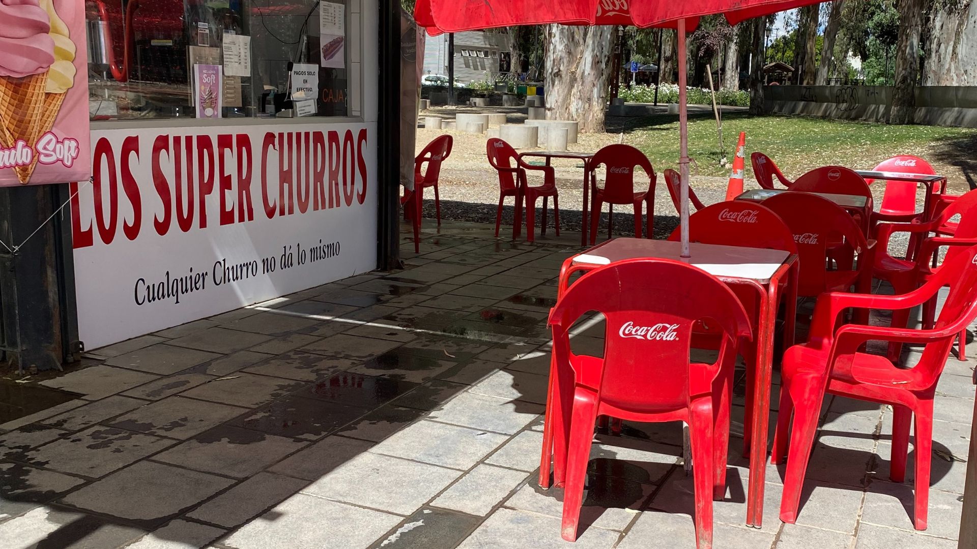 Fotografía de las mesas cercanas al puestode super churros en el parque